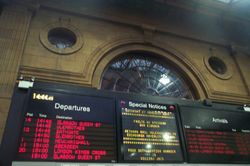 An electronic noticeboard displaying Fàilte gu stèisean Dùn Èideann ("Welcome to Edinburgh station")