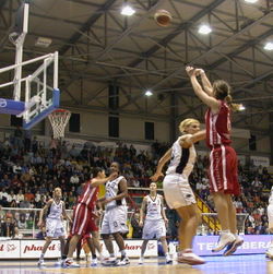 Sara Giauro shoots a three-point shot, FIBA Europe Cup for Women Finals 2005.