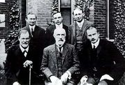 Group photo 1909 in front of Clark University. Front row from left: Sigmund Freud, Granville Stanley Hall, Carl Jung. Back row from left: Abraham A. Brill, Ernest Jones, Sandor Ferenczi.