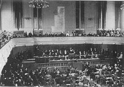 Theodor Herzl addresses the Second Zionist Congress in 1898.