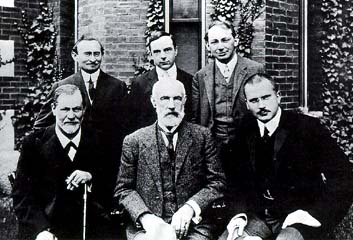 Group photo 1909 in front of Clark University. Front row: Sigmund Freud, Granville Stanley Hall, C.G.Jung. Back row: Abraham A. Brill, Ernest Jones, Sandor Ferenczi.