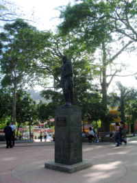 The statue of Simón Bolívar, erected in 1952, replaced the one of Manuel Escalona.