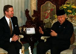 Suharto with U.S. Secretary of Defense William Cohen, 14 January 1998. (Photo by the United States Department of Defense)