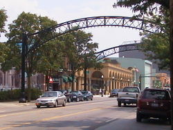 Street arches returned to the Short North in late 2002