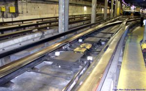 Switches use conventional points on the standard-gauge track to guide trains. Rubber tires keep supporting the full weight of the trains as they go through switches. Guideways are provided in order to insure there are no gaps in the electrical power supply.