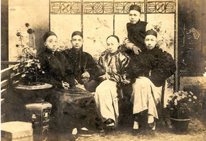 The photo of the Sun Yat Sen and his friends, so called " Si Da Kou "(Four Great Gangs, 四大寇) in the Hong Kong College of Medicine for Chinese (from left to right: Yang Heling, Sun Yat Sen, Chen Shaobai and You Lie, the one standing was Guan Jingliang.).