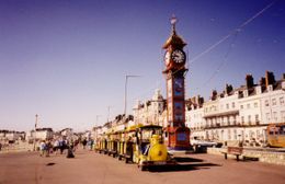 The promenade displays Georgian architecture 