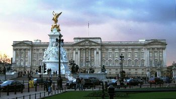 Buckingham Palace and the Victoria Memorial. This principal façade of 1850 by Edward Blore, the East Front, was redesigned in 1913 by Sir Aston Webb.