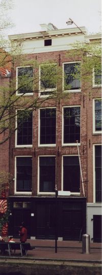 The main façade of the Opekta building on the Prinsengracht in 2002. Otto Frank's offices were in the front of the building, with the Achterhuis in the rear.