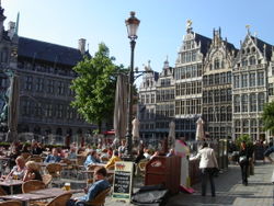 Grote Markt : open air cafés, City Hall and guildhouses in background