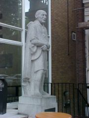 Statue of Baden-Powell, in front of Baden-Powell House in London, by Don Potter (1960).