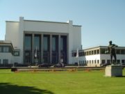 The Deutsches Hygiene-Museum was built during the transition from Historicism to Modernism