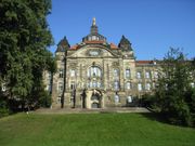 The Sächsische Staatskanzlei (Saxon State Office) is the institution assisting the Minister-Presdident analogue the German Chancellery