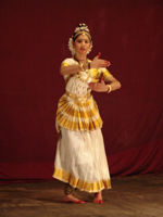 A mohiniaattam (Malayalam: മോഹിനിയാട്ടം — "dance of the enchantress") performer.