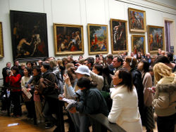Crowd in front of Mona Lisa.