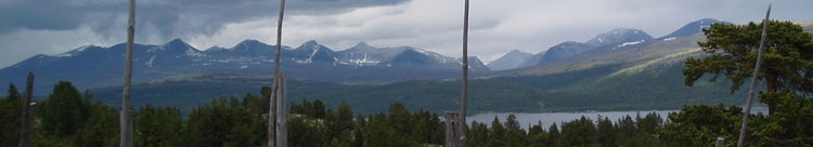 The peaks of Rondane, seen from the south. Storronden and Rondslottet are the first two on the right. The left part of the massif is Smiubelgen ("The Forge").