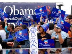 Obama supporters at campaign rally in Austin, Texas, on February 23, 2007.  Obama drew a crowd of over 20,000 attendees at this Austin appearance.