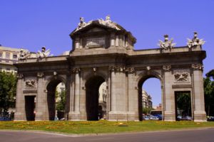 Puerta de Alcalá, outside el Parque del Buen Retiro, was the gate used by merchants to enter the city to sell their goods at Sunday market.