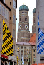 The Munich flag, the Bavarian flag and the Frauenkirche