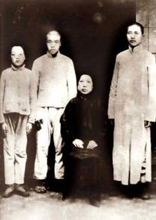 From left to right: Mao Zetan, Mao Zemin, Wen Qimei, Mao Zedong. At Changsha, 1919.