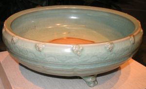 This tripod planter from the Míng Dynasty is an example of Longquan celadon. It is housed in the Smithsonian in Washington, D.C.