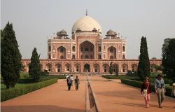 The Humayun's Tomb, situated in New Delhi, has an architectural design similar to the Taj Mahal.