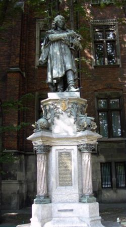 Statue of Copernicus next to Cracow University's Collegium Novum